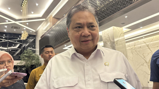 Menko Bidang Perekonomian Airlangga Hartarto di kantornya, Selasa (16/9/2025). Foto: Ave Airiza Gunanto/kumparan