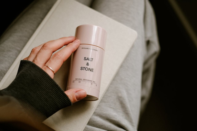 Ilustrasi untuk deodorant yang bagus untuk ketiak basah dan bau. Sumber: pexels.com/Valeriia Miller