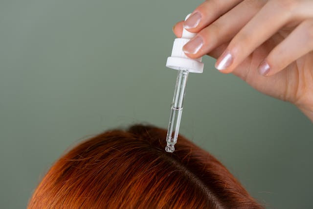 Ilustrasi minyak rosemary untuk rambut - foto:pexels/Beyzanur K