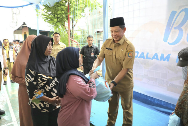 Mendagri Tito Karnavian membagikan 2.000 paket sembako dalam rangka HUT ke-15 BNPP kepada warga Tanah Tinggi, Jakarta Pusat, pada Selasa (16/9/2025). Foto: Dok. Kemendagri