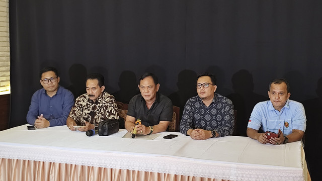 Jumpa pers tim pengacara Komisaris Utama PT Dosni Roha Logistik, Bambang Rudijanto Tanoesoedibjo. Foto: Jonathan Devin/kumparan