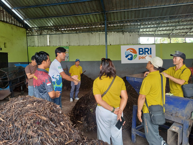 BRI Peduli lewat program ‘Yok Kita Gas’ berikan Pelatihan Diversifikasi dan Penguatan Mutu Produk Pupuk Kompos di Tempat Pengolahan Sampah Reduce, Reuse, Recycle (TPS3R) Pudak Mesari, Badung, Provinsi Bali pada Sabtu (30/08). Foto: Dok. BRI