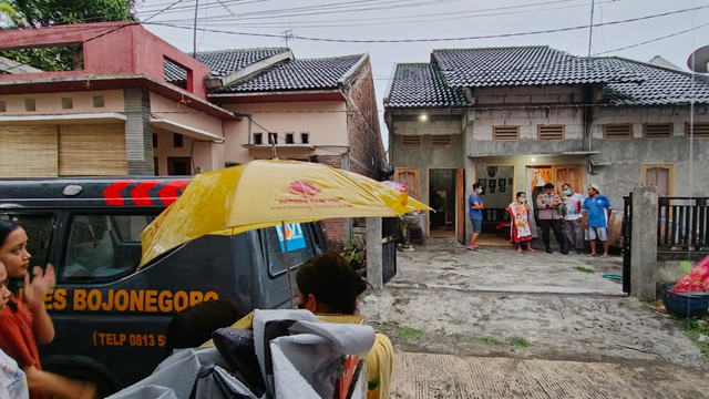 Petugas, saat evakuasi mayat Benny Wijaya (64), warga Desa Sukorejo, Kecamatan Bojonegoro Kota, yang meninggal di dalam rumah. Selasa (16/09/2025). (Aset: Istimewa)