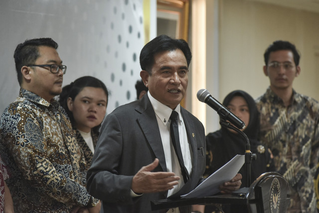 Menteri Koordinator Bidang Hukum, HAM, Imigrasi, dan Pemasyarakatan (Menko Kumham Imipas) Yusril Ihza Mahendra (tengah) bersama Koalisi Masyarakat Sipil memberikan keterangan kepada wartawan usai mengikuti rapat di Jakarta, Selasa (16/9/2025). Foto: Fakhri Hermansyah/ANTARA FOTO