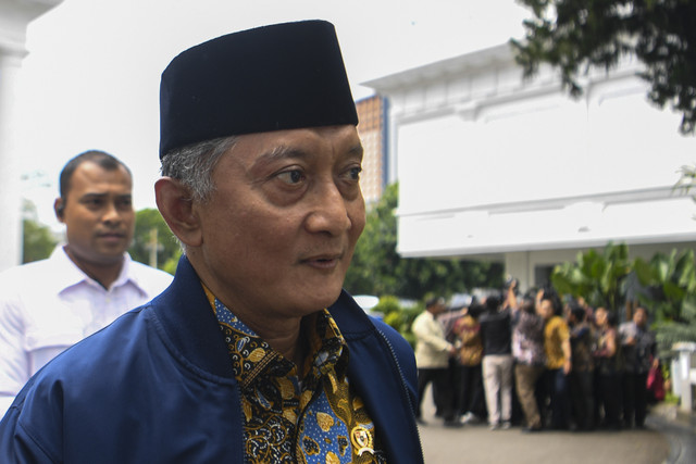 Menteri Pekerjaan Umum (PU) Dody Hanggodo berjalan saat akan mengikuti rapat terbatas dengan Presiden Prabowo Subianto di Istana Negara, Jakarta, Selasa (16/9/2025). Foto: Muhammad Adimaja/ANTARA FOTO