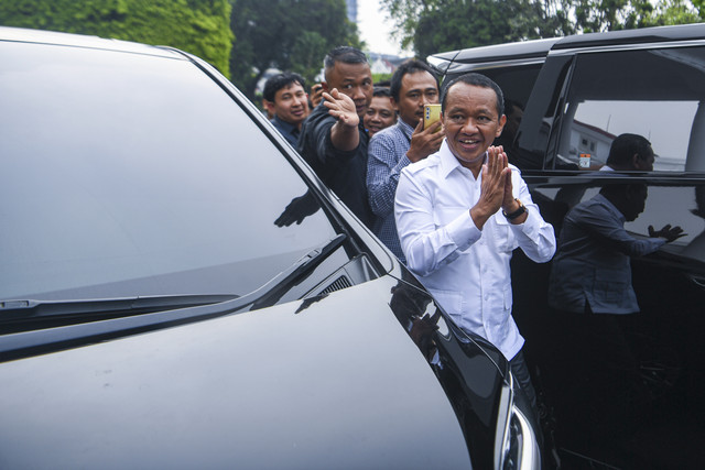 Menteri ESDM Bahlil Lahadalia berjalan saat akan mengikuti rapat terbatas (ratas) dengan Presiden Prabowo Subianto di Istana Negara, Jakarta, Selasa (16/9/2025). Foto: Muhammad Adimaja/ANTARA FOTO