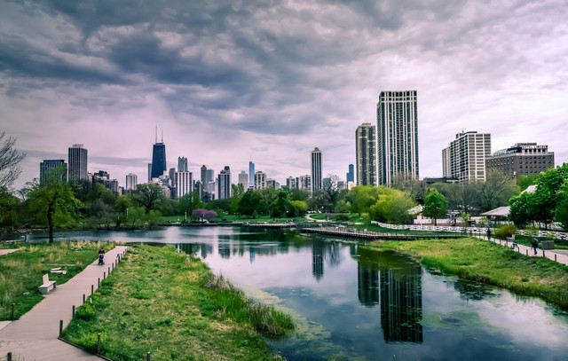 River Near City Buildings Under Cloudy Sky. Foto: Nancy Bourque/Pexels