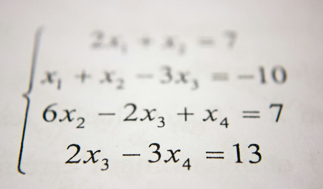 Ilustrasi soal PTS MTK kelas 9 semester 1. Sumber: Unsplash/Antoine Dautry