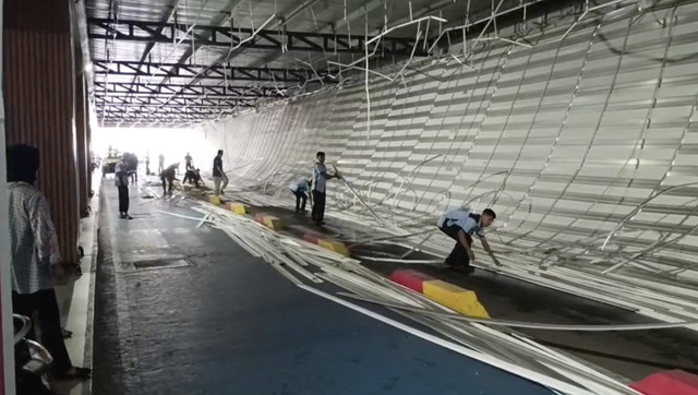 Plafon terminal Bandara Sultan Babullah Ternate ambruk. Dok: kumparan