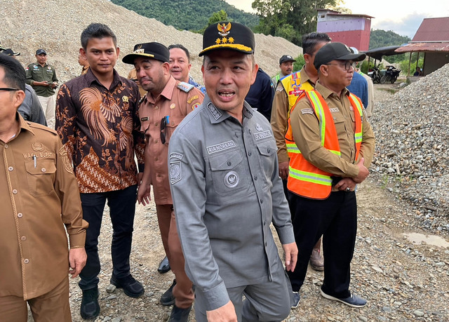 Gubernur Kalimantan Barat (Kalbar), Ria Norsan meninjau langsung di Kota Baru-Nanga Sokan. Foto: Rabiansyah/Hi!Pontianak