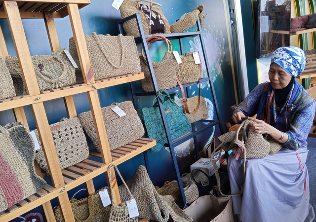 Faiqotul Himmah, pemilik UMKM Daun Agel. Foto: Masruroh/Basra