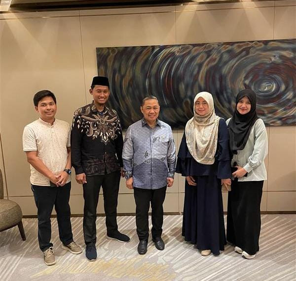 Perwakilan DT Peduli, Raeny Damayanti temui langsung Wamenlu RI Bidang Dunia Islam, Anis Matta, di Istanbul (Sumber : DT Peduli)