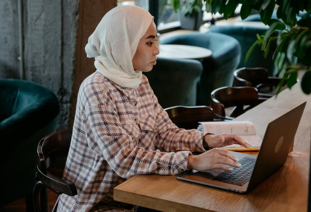 Ilustrasi mengakses platform PINTAR Kemenag. Foto: Pexels