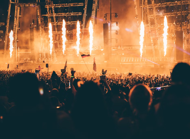 barang yang tidak boleh dibawa saat konser muse jakarta 2025. Foto hanya ilustrasi, bukan tempat sebenarnya. Sumber: Unsplash/Andre Benz