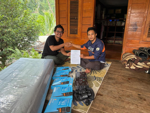 Penyerahan hibah barang kepada Pokdarwis Kampung Ekowisata Ciwaluh