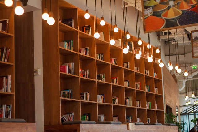 Books Inside Bookshelf Near Lit Pendant Lights (Sumber: Photo by Pew Nguyen from Pexels: https://www.pexels.com/photo/books-inside-bookshelf-near-lit-pendant-lights-244134/)