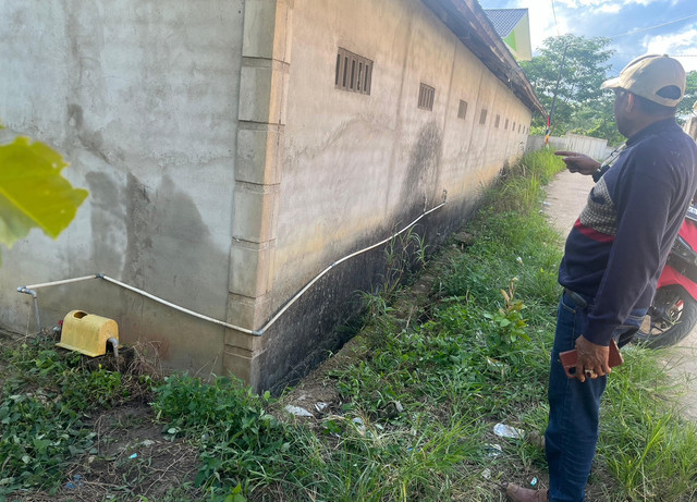 Warga mengeluhkan tarif rekening PDAM Sintang yang terus meningkat tiap bulan.(Foto: Yus/Hi! Pontianak)