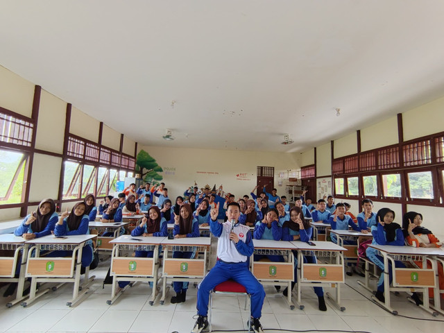 Foto bersama dalam edukasi safety riding yang digelar Asmo Kalbar. Foto: Dok. Asmo Kalbar