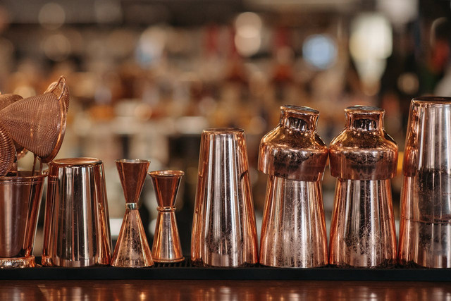 Apa nama utensil yang berfungsi untuk menakar flavour syrup. Foto hanya ilustrasi, bukan yang sebenarnya. Sumber: Pexels/Pavel Danilyuk