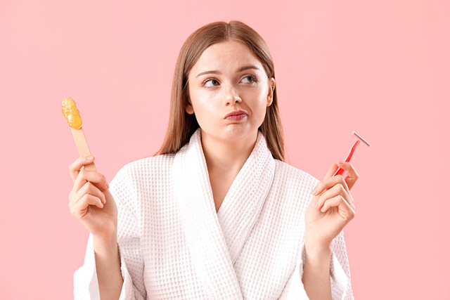 Ilustrasi perempuan memilih antara shaving atau waxing. Foto: Kmpzzz/Shutterstock