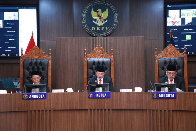 DKPP menjatuhkan sanksi pemberhentian tetap kepada Koordinator Sekretariat (Korsek) Bawaslu Kabupaten Empat Lawang. Foto : DKPP