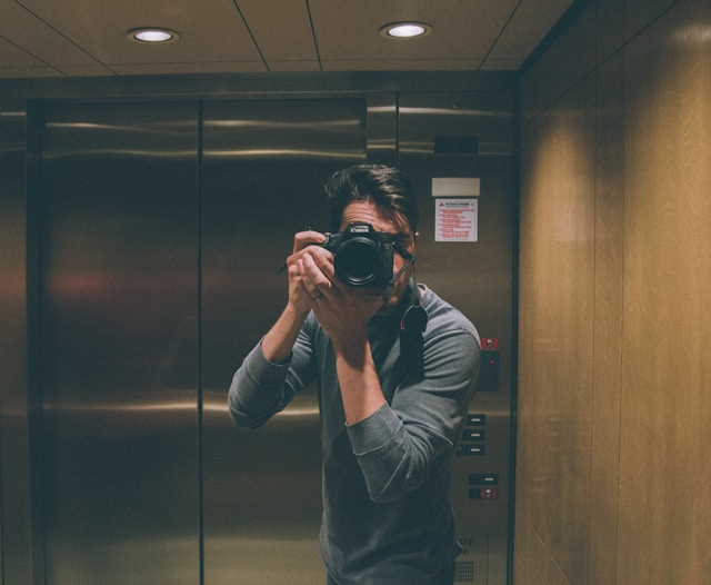 Ilustrasi prompt Gemini AI foto sendiri di lift. Foto: Kenny Eliason/Unsplash