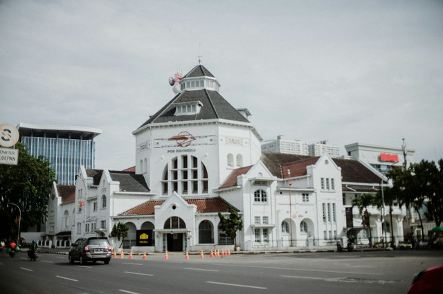 Café di Pos Bloc Medan. Foto penampakan gedung Pos Bloc Medan. Sumber: Unsplash/David Kristianto