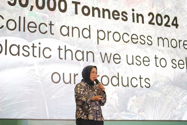 Head of Division Environment & Sustainbility Unilever Indonesia Maya Tamimi menyampaikan paparan saat sesi panel dalam kumparan Green Initiative Conference 2025 di Hotel Borobudur, Jakarta, Rabu (17/9/2025). Foto: Wahyu