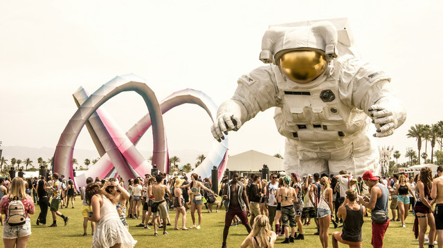 Line up Coachella 2026 . Foto suasana di Coachella. Sumber: Unsplash/Andrew Ruiz