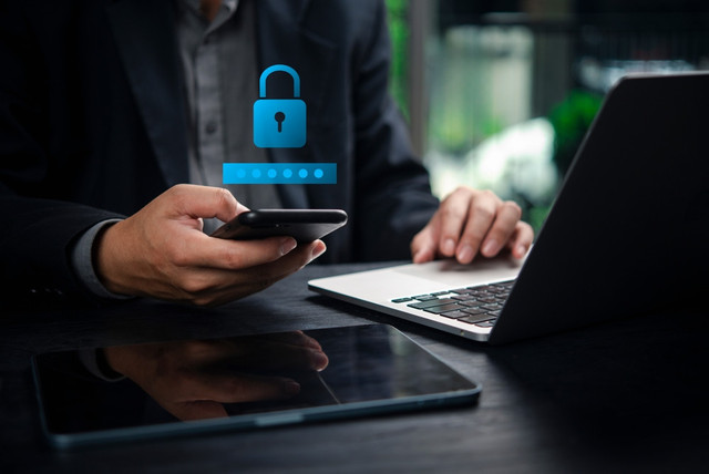 Pakar IT mencurigai kejadian pembobolan rekening RDN bersumber dari kerentanan di pihak lembaga yang bermitra dengan bank, khususnya dalam hal pemanfaatan API. Foto: Shutterstock