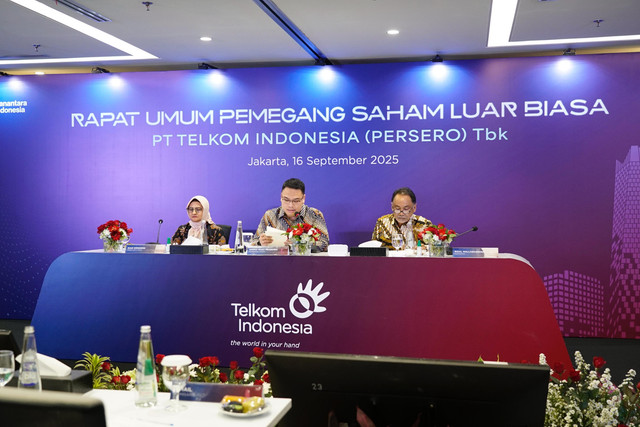 Komisaris Utama Telkom, Angga Raka Prabowo (tengah), didampingi oleh Komisaris Telkom, Rizal Mallarangeng (kanan), dan Direktur Utama Telkom, Dian Siswarini (kiri) pada saat agenda Rapat Umum Pemegang Saham Luar Biasa (RUPSLB) Telkom berlangsung. Foto: Telkom