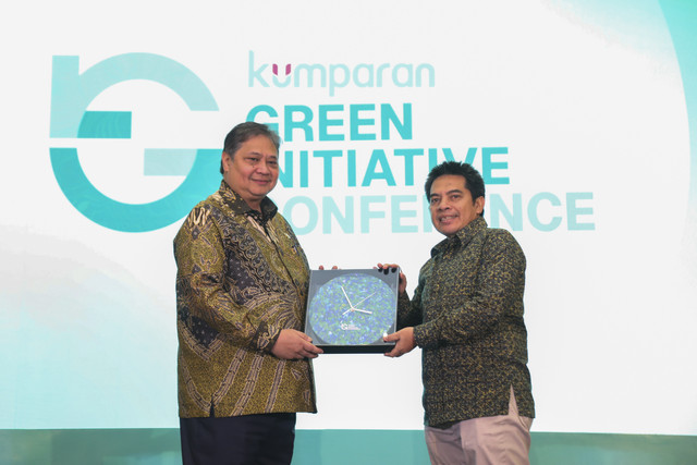 Pemimpin redaksi kumparan Arifin Asydhad memberikan cinderamata kepada Menko Perekonomian Airlangga Hartarto dalam kumparan Green Initiative Conference 2025 di Hotel Borobudur, Jakarta, Rabu (17/9/2025). Foto: Iqbal Firdaus/kumparan