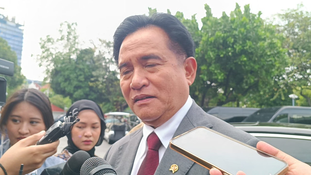 Menko Kumham Imipas Yusril Ihza Mahendra tiba di Istana Negara, Jakarta, Rabu (17/9/2025). Foto: Zamachsyari/kumparan