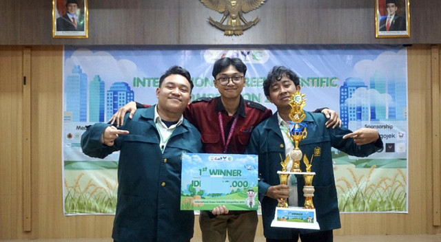 Tim mahasiswa ITB olah limbah kulit jeruk jadi bioinsektisida dan meraih prestasi di ISPC 2025. Foto: Dok. itb.ac.id