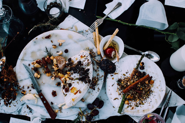 Plates with leftover food on table. Foto: Rachel Claire/Pexels