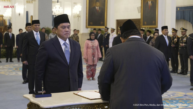 Presiden Prabowo Subianto melantik Erick Thohir menjadi Menteri Pemuda dan Olahraga saat pelantikan menteri Kabinet Merah Putih di Istana Negara, Jakarta, Rabu (17/9/2025). Foto: YouTube/ Sekretariat Presiden