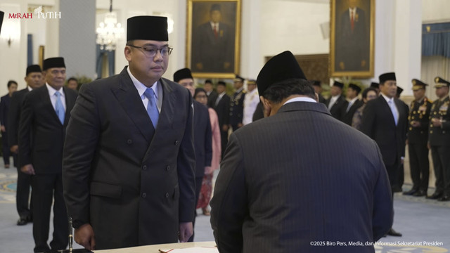 Presiden Prabowo Subianto melantik Angga Raka Prabowo sebagai Kepala Badan Komunikasi Pemerintah dalam Kabinet Merah Putih di Istana Negara, Jakarta, Rabu (17/9/2025). Foto: YouTube/ Sekretariat Presiden