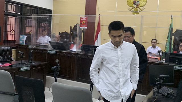 Terdakwa Jonathan Frizzy menjalani sidang lanjutan kasus dugaan penyalahgunaan vape berisi obat keras di Pengadilan Negeri (PN) Tangerang, Rabu (17/9/2025). Foto: Vincentius Mario/kumparan