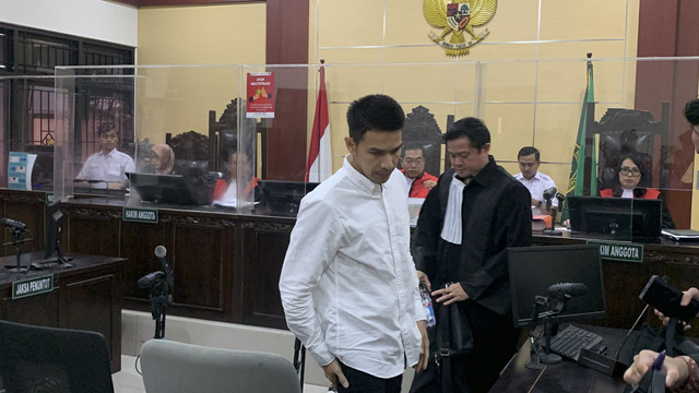 Terdakwa Jonathan Frizzy menjalani sidang lanjutan kasus dugaan penyalahgunaan vape berisi obat keras di Pengadilan Negeri (PN) Tangerang, Rabu (17/9/2025). Foto: Vincentius Mario/kumparan