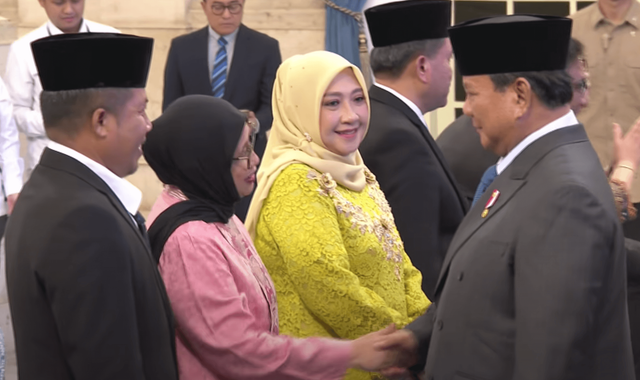 Nanik S Deyang (baju pink) bersalaman dengan Presiden Prabowo setelah dilantik sebagai  Wakil Kepala Badan Gizi Nasional (BGN) di Istana Negara, Rabu (17/9/2025). Foto: YouTube/ Sekretariat Presiden