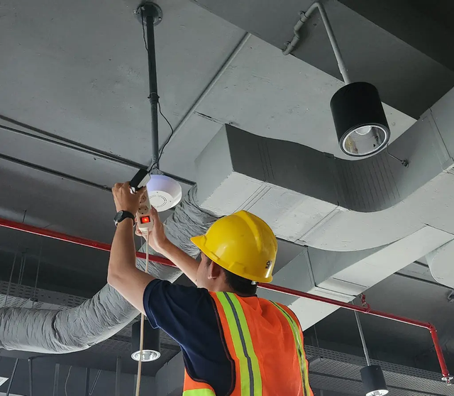 Bekerja sama dengan Telkom University, IAQMS dapat memantau kualitas udara dalam ruang kerja secara real-time, mencakup parameter, seperti PM2.5, kadar CO2, suhu, dan kelembapan. Foto: dok. Telkom