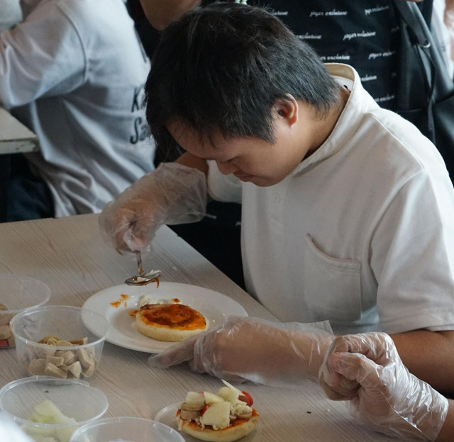 Membangun Rasa Percaya Diri Anak Down Syndrome Lewat Aktivitas Menghias Pizza