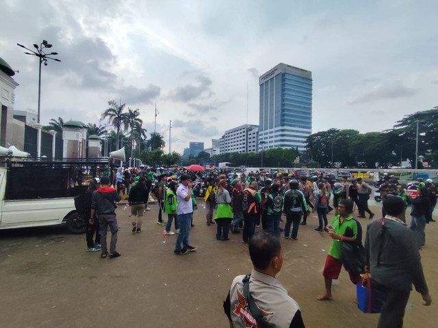 Ojol yang berdemo di depan Gedung DPR/MPR mulai membubarkan diri, Rabu (17/9/2025). Foto: Rachmadi Rasyad/kumparan