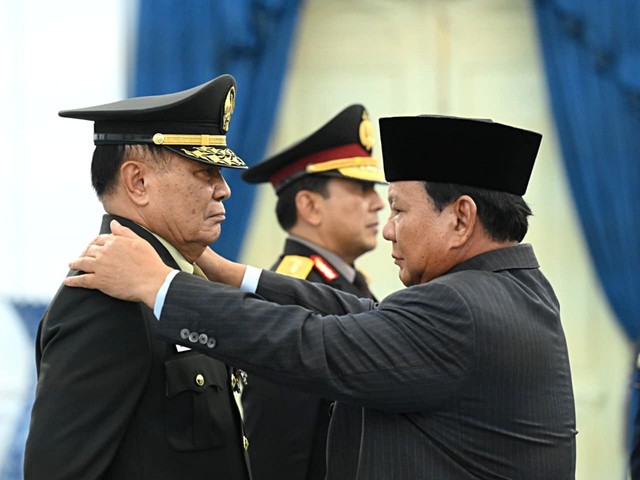 Presiden Prabowo Subianto menganugerahkan pangkat istimewa kepada para purnawirawan TNI dan Polri di Ruang Kredensial, Istana Merdeka, Jakarta, Rabu (17/9/2025). Foto: Kris/Biro Pers Sekretariat Presiden