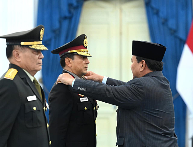 Presiden Prabowo Subianto menganugerahkan pangkat istimewa kepada para purnawirawan TNI dan Polri di Ruang Kredensial, Istana Merdeka, Jakarta, Rabu (17/9/2025). Foto: Kris/Biro Pers Sekretariat Presiden