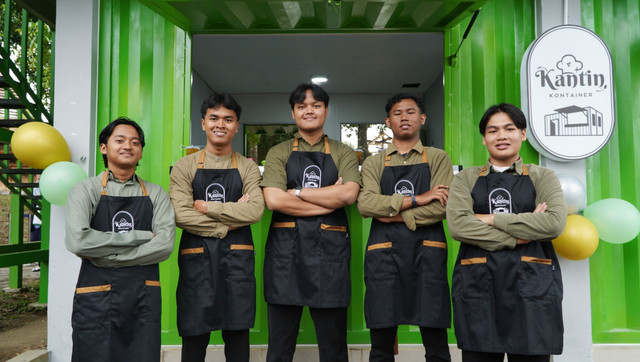 Kantin Kontainer merupakan wadah mahasiswa untuk mendorong dan menumbuhkan jiwa enterpreneur, diharapkan tercipta kemandirian ekonomi. Berlokasi di UMY dan UII menjadi gambaran Dompet Dhuafa terus tebarkan manfaat dan kebaikan untuk semua lini. Hingga saat ini sudah mencapai 12 titik Kantin Kontainer yang tersebar di seluruh Indonesia.