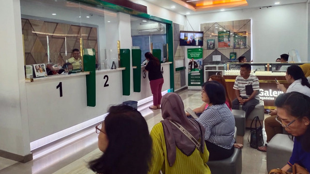 Suasana salah satu kantor pegadaian di Kota Manado.
