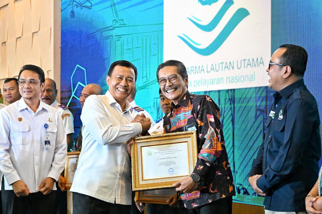 Direktur Utama PT DLU Erwin H Poedjono, saat menerima penghargaan. (ist)