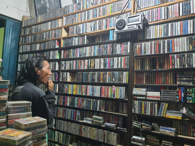 Toko Dedikjp yang memiliki 10 ribu koleksi kaset di Jalan Pertahanan, Kecamatan Plaju, Palembang/Anyelir. 