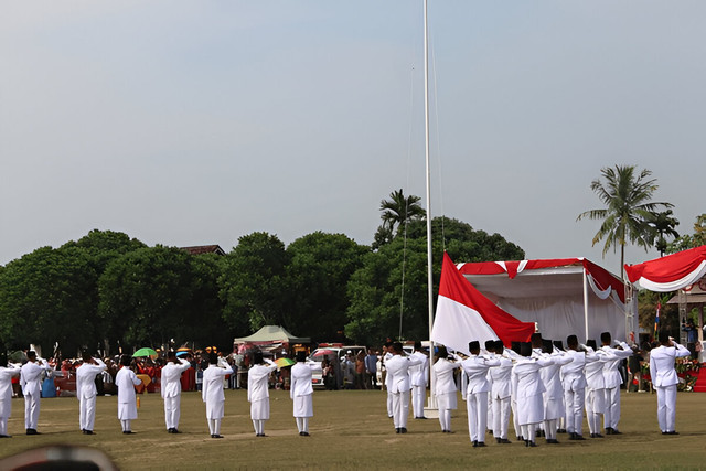 Suasana pelaksananan upacara bendera. (gambar: Shutterstock)